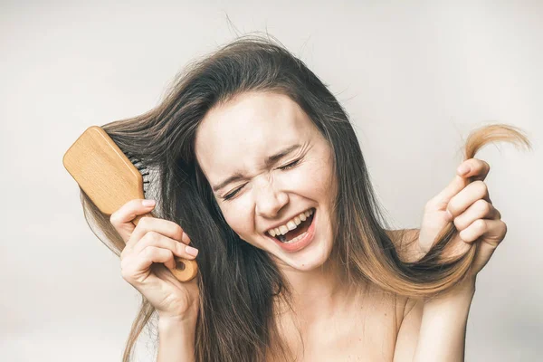 Femme riante profiter de ses cheveux de beauté, soins de santé heureux — Photo