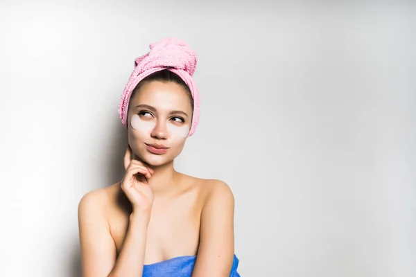 Menina após chuveiro coquete olhando para longe, isolado no fundo branco — Fotografia de Stock