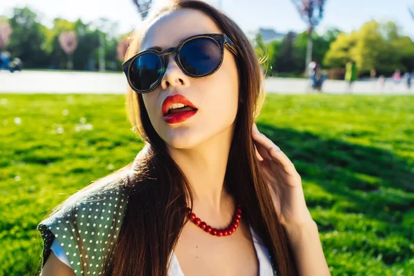 Donna di moda glamour in occhiali da sole, ora esatta, labbra rosse — Foto Stock