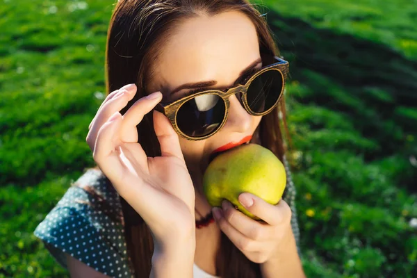 Skeptisk mode kvinna i glas. Kvinna med solglasögon, kost — Stockfoto