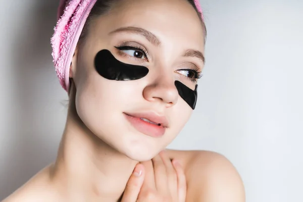 Μια όμορφη έφηβη κοπέλα κάνει τζελ μάσκες κάτω από τα μάτια, μια μάσκα για τα μαλλιά, να φροντίζει τον εαυτό της — Φωτογραφία Αρχείου