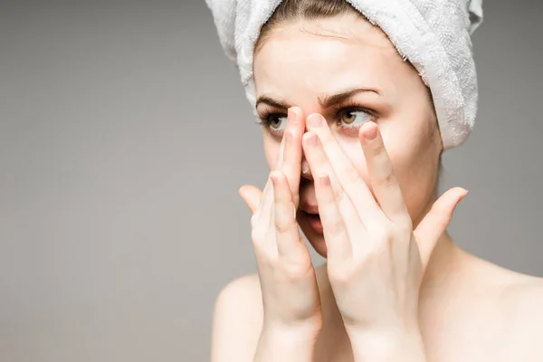 Flickan massage för ansiktet, ser efter huden — Stockfoto
