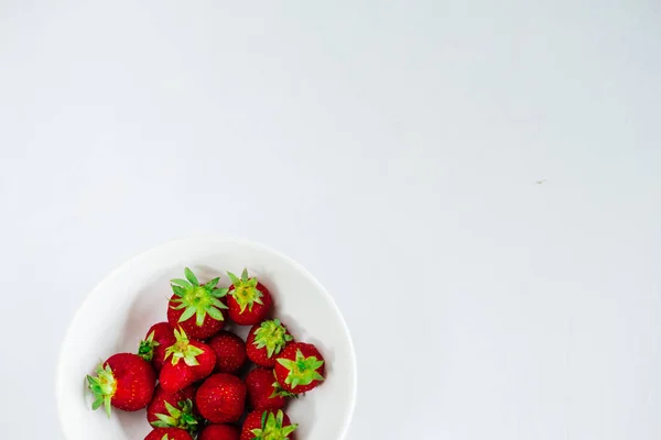 Friss nyers egészséges diéta eper gyümölcs-lemez, elszigetelt fehér, fent, flatlay zár-megjelöl kilátás, copyspace szöveg, keret — Stock Fotó