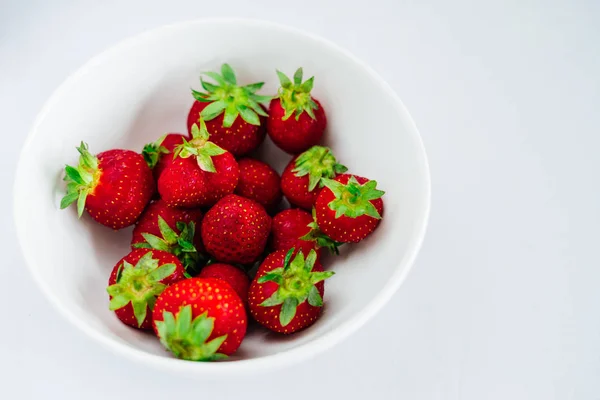 Verse rauwe gezonde voeding fruit van de aardbeien in plaat, geïsoleerd op wit, weergave boven, flatlay close-up, copyspace voor tekst, frame — Stockfoto