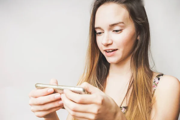 Mujer feliz mensajes de texto en el teléfono móvil, haciendo selfie — Foto de Stock