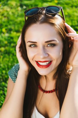 Mutlu beyaz gülümsemek kadın gözlük, güneş gözlüğü, sağlıklı dişler