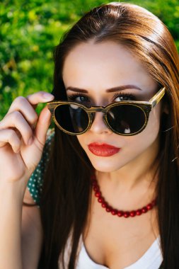 Kırmızı dudaklar gözlük, güneş gözlüğü, boşaltmak kızla olan kadın