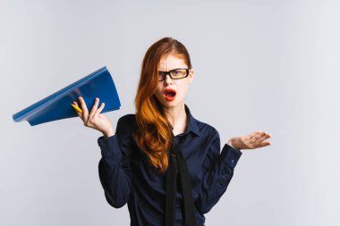 kızgın Kızıl saçlı kız gözlüklü bir klasör izole elinde tutuyor