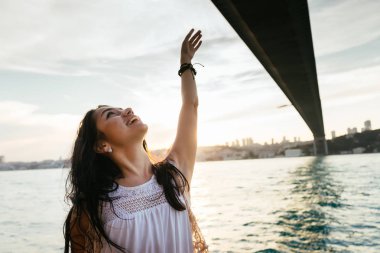 Gemi tatil kadının seyahat etmek tatil denizde seyir. Ücretsiz kaygısız mutlu kız Kollarını açarak özgürlük poz Ocean adlı arıyorsunuz.