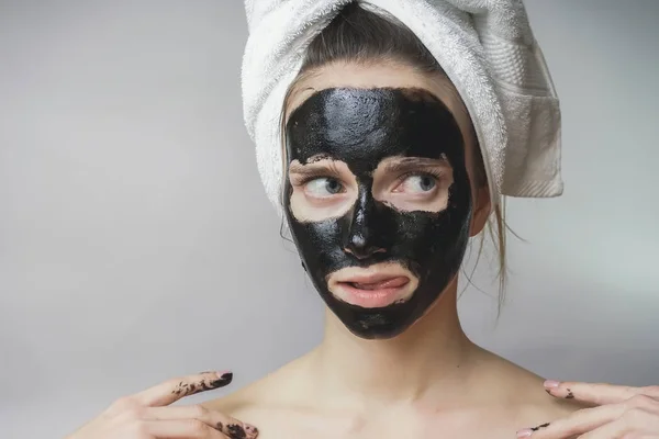 Leende glad kvinna tillämpas hud vård svart mack på face.moisturizer — Stockfoto