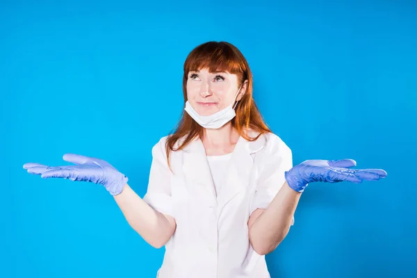 Ler rödhåriga sjuksköterska med handskar armar hennes armar — Stockfoto