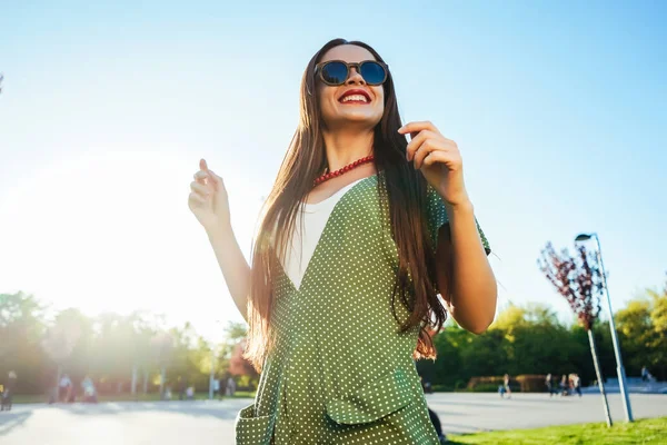 Feliz brillo sonriente chica joven, alegría, disfrutar de la vida, libertad concepto de brillo de verano — Foto de Stock