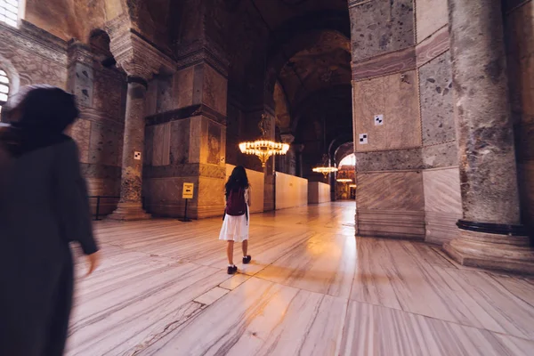 女の子夏の旅行、ハギア ・ ソフィア大聖堂の内部を調べ — ストック写真