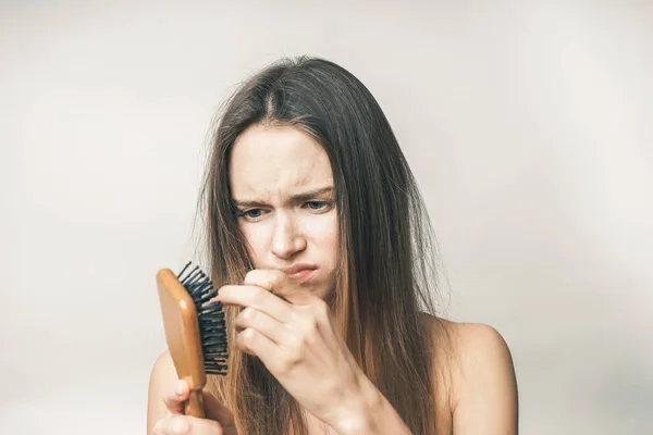 Irritado querida mulher com cabelos perdidos na mão — Fotografia de Stock