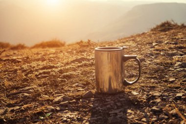 güzel doğa, günbatımı, çim, kupa kahve yakın çekim ile