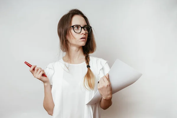 Femme sérieuse en lunettes levant les yeux, employée de bureau — Photo