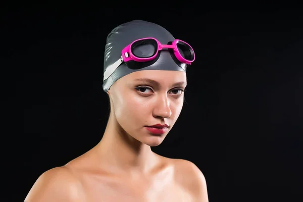 Menina vai nadar, touca de natação, óculos, piscina — Fotografia de Stock