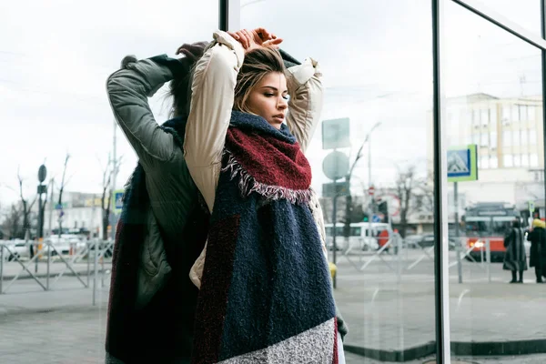 Yalnız kız bir şehir sokak poz dalgın bir göz ile