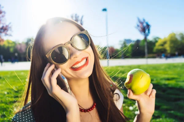 Hermosa sonrisa de mujer. Blanqueamiento dental. Cuidado dental . — Foto de Stock