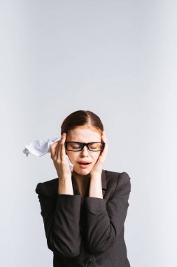 Ne yazık ki kendisi tarafından kafa tutarak onun elinde bir mendil ile kız Sekreteri