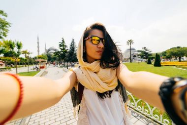 Ördek yüz kadının selfie Camii önünde yapması