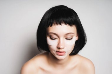 yüzünde bir maske kızla gözleri kapalı