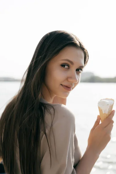 Χαμογελαστό κορίτσι με παγωτό στα χέρια σε φόντο του ποταμού — Φωτογραφία Αρχείου