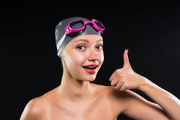 Una chica con gorra de natación muestra un pulgar — Foto de Stock