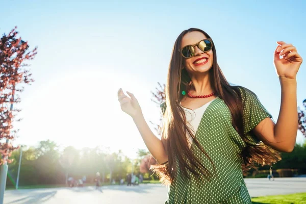 Felice sorridente brillare giovane ragazza, gioia, godersi la vita, libertà estate brillare concetto — Foto Stock