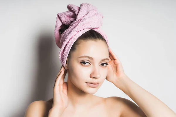 Νεαρό κορίτσι με μια πετσέτα στο κεφάλι της ισιώνει τα μαλλιά της — Φωτογραφία Αρχείου