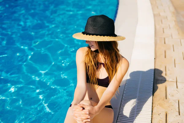 エレガントなビキニを着て、太陽帽子旅行休暇休暇のリゾート ホテルのプールの水でリラックスした健康的な肌と美しいセクシーな女の子. — ストック写真