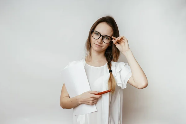 Женщина в очках, молодой учитель, держащий пучок бумаги — стоковое фото