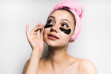 Kız kafasını bağlı bir havlu ile siyah bir maske yüzünde koyar.