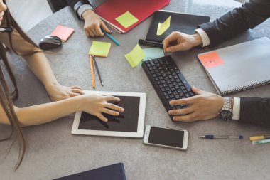 notları farklı aygıt içinde yapım masada üç genç insanlar oturup