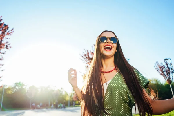 Happy usmívající se lesk mladá dívka, joy, užívat si života, svobody letní lesk koncept — Stock fotografie