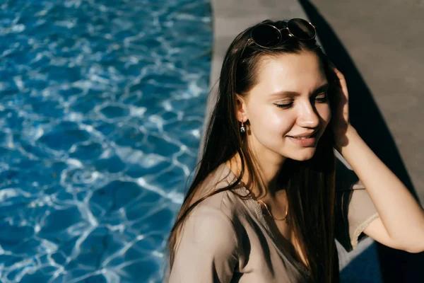 La chica está descansando cerca de la fuente con los ojos cerrados — Foto de Stock