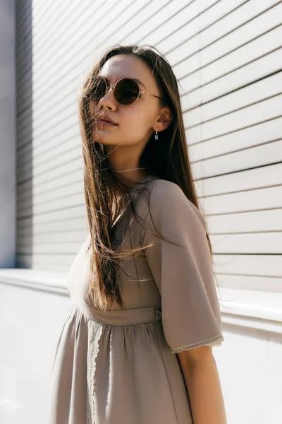 Mode bär solglasögon sommar kvinna Utomhus — Stockfoto