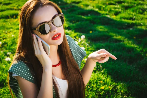 Tahriş olmuş kadın ile smartphone. Kızgın kızgın yüzü güneş gözlüğü