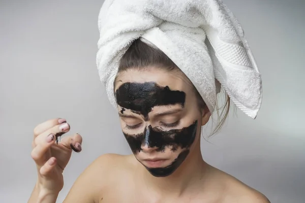 Skönhet tonåring, kvinna applicera svart hud care cleanser mask inför mot akne — Stockfoto
