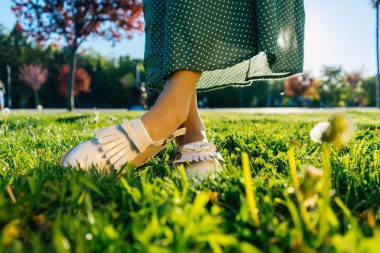 Backgroung yaz metin, çim closeup bacaklarına ilham ve motivasyon için