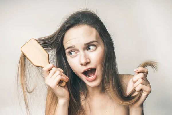 Счастливая улыбчивая молодая женщина наслаждается здоровьем волос, косметикой — стоковое фото
