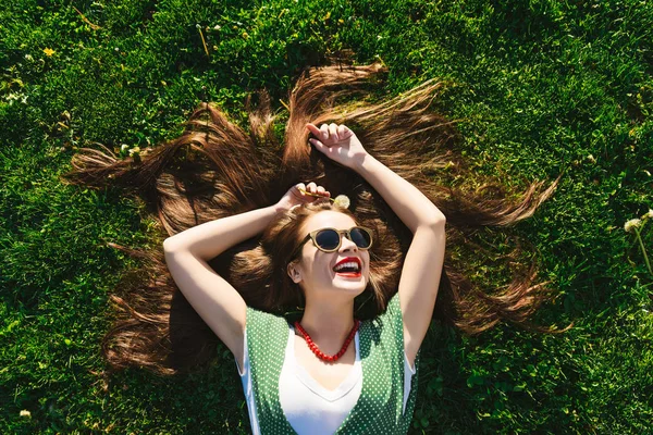 Helthy saç, diş, çimlerin üzerine genç kız gülümse, yukarıda, Parlatıcı kadın göster