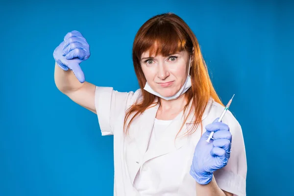 Medico donna con un'espressione viso frustrato mostrando pollici verso il basso — Foto Stock