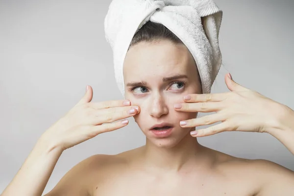 Mujer haciendo masaje facial, chica después de la ducha — Foto de Stock