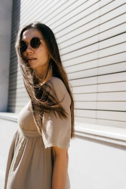 yuvarlak güneş gözlüğü mesafe içine arıyorum güzel güzel kız