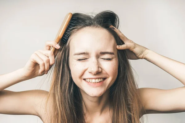 Kıllar, sorunları olmadan kadın komik yüz el tarak