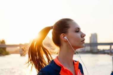 Çalışan, günbatımında portre motive kadın runner