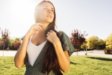 Mutlu kadın açık genç ortrait kadar kapatın 