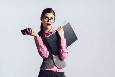 İş kadını sorunları, stres, eller ile telefon ve kağıtları, zamanı yok