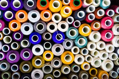 Bobinler çok renkli Konu kutusunda vardır. Yukarıdan görüntülemek